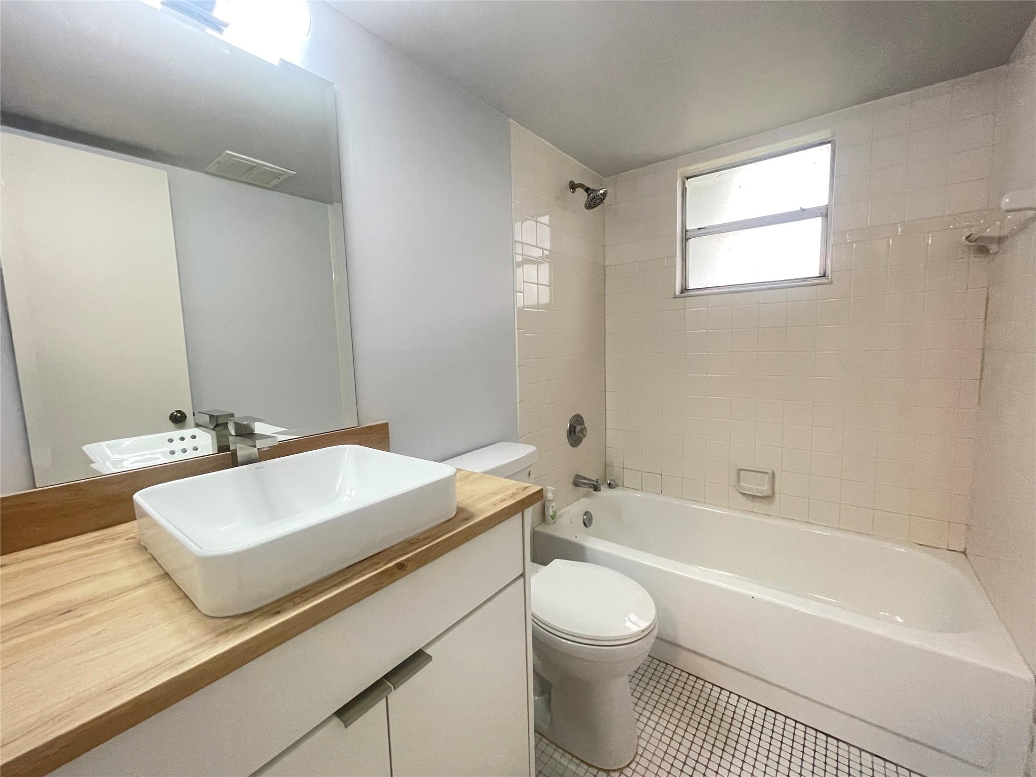 313 Gardens Dr Unit: 104