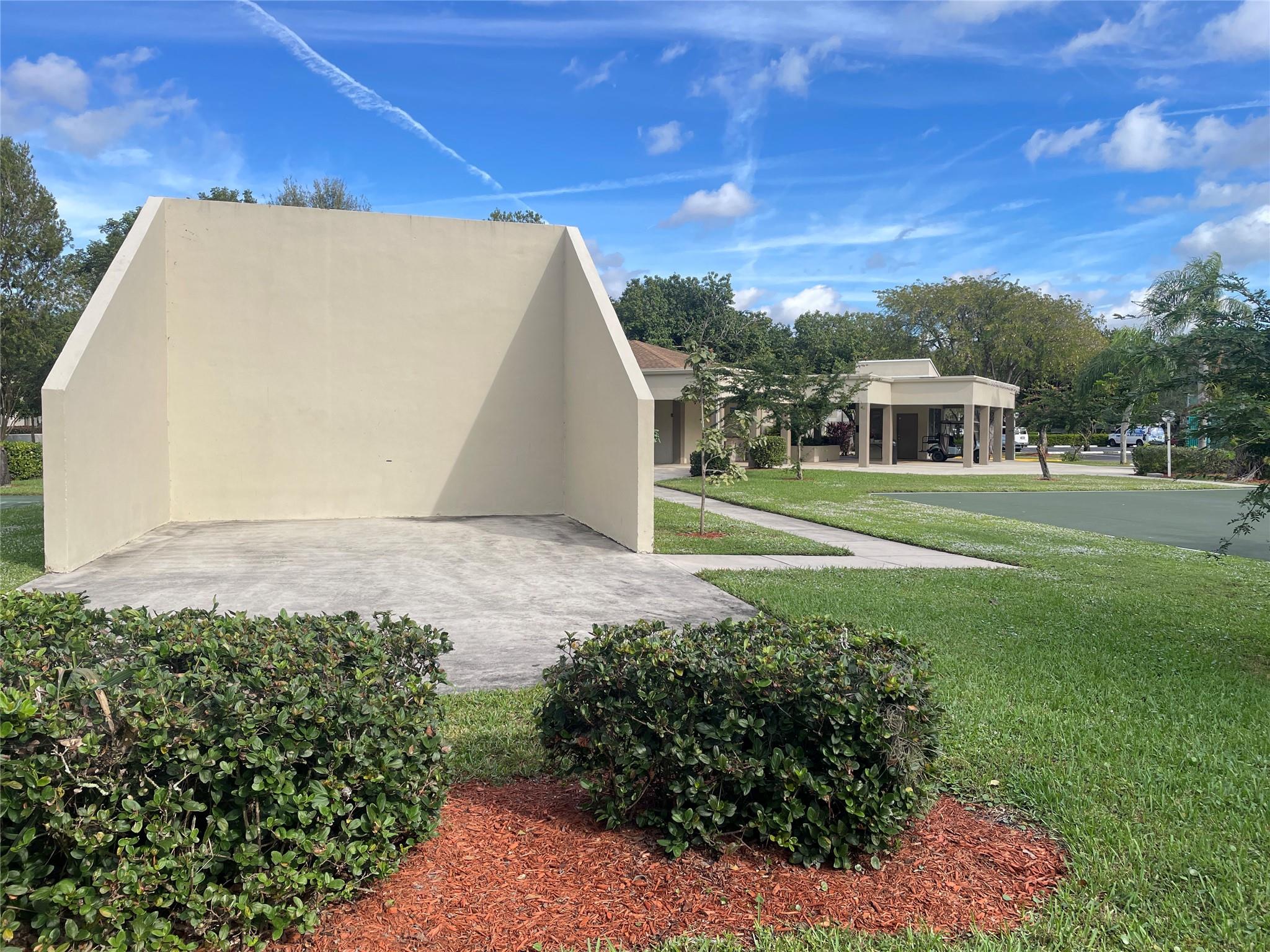 313 Gardens Dr Unit: 104