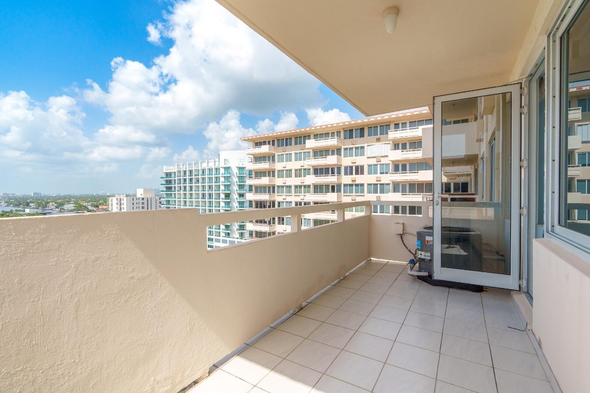 3233 NE 34th St 1409