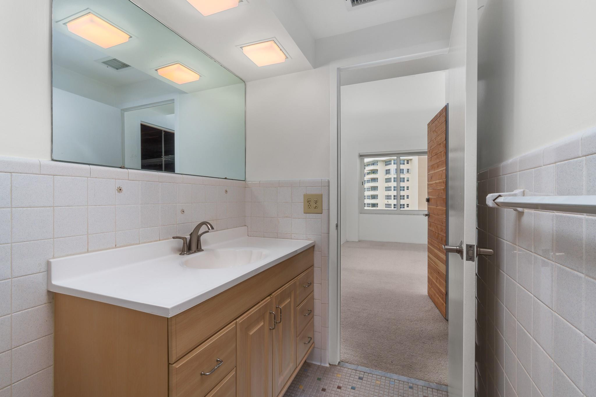 3233 NE 34th St 1204