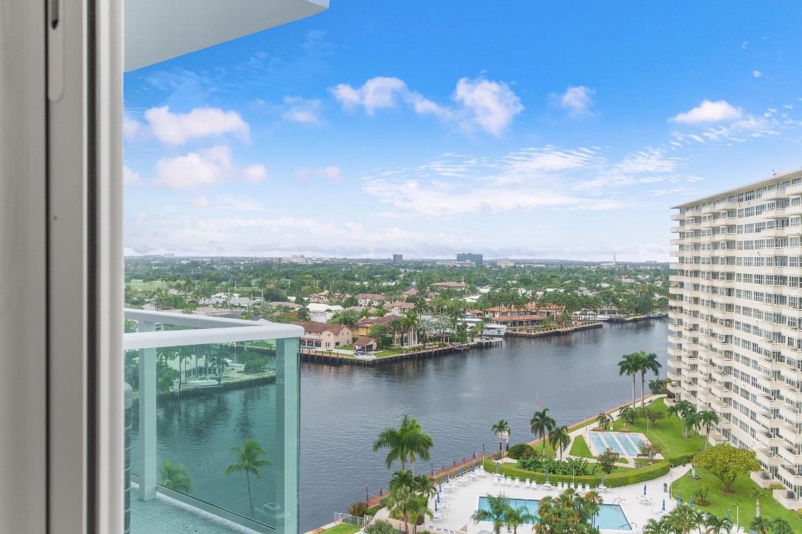 3233 NE 34th St 1204