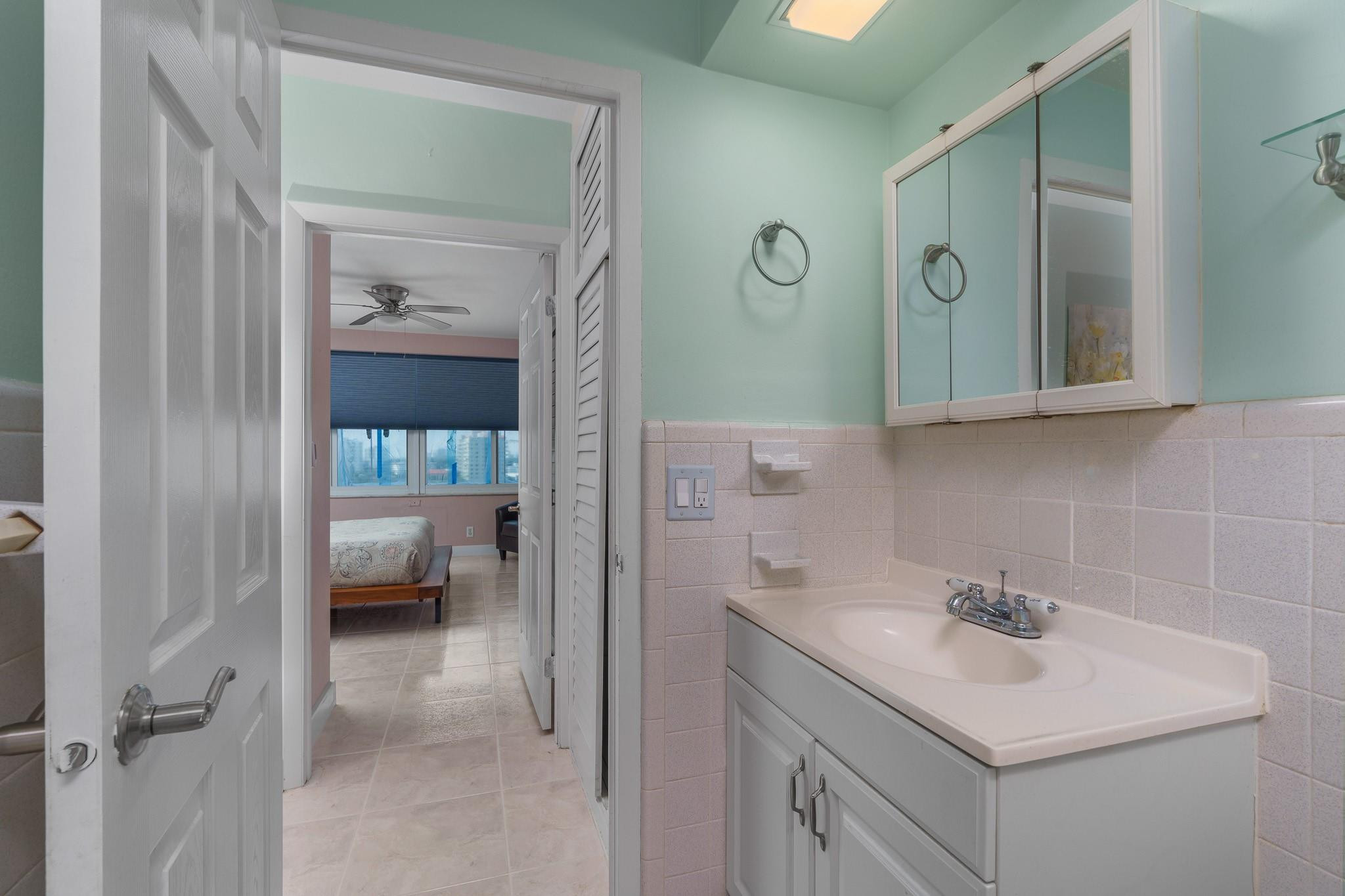 3233 NE 34th St 1411