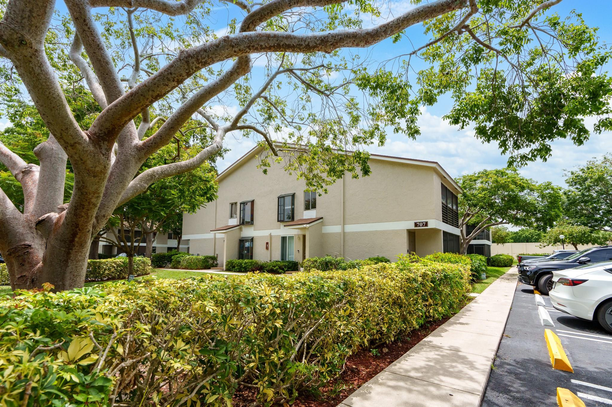 707 N Gardens Dr 101