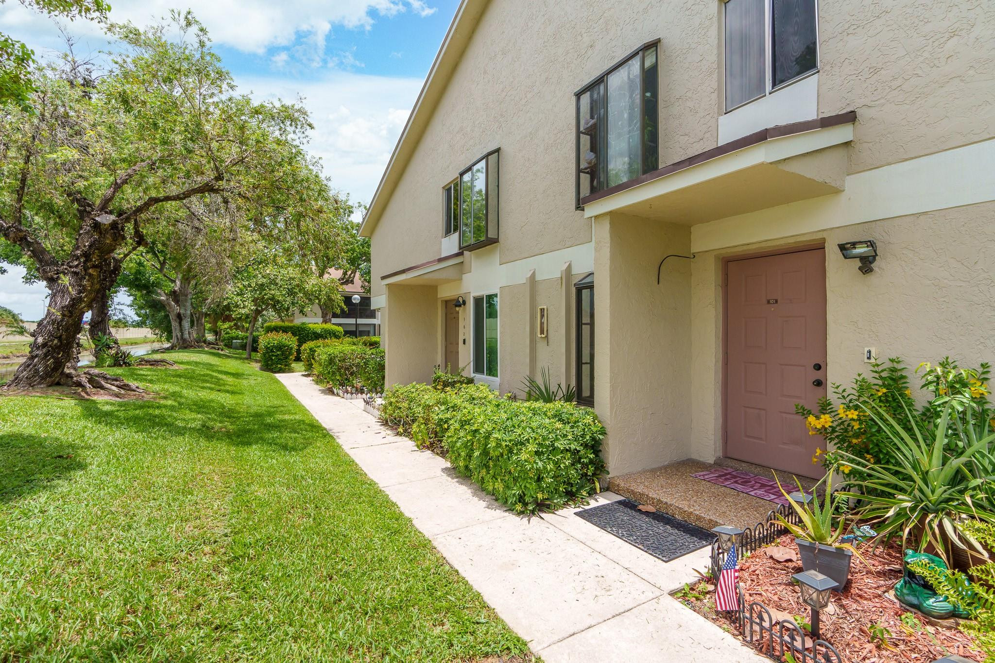 707 N Gardens Dr 101