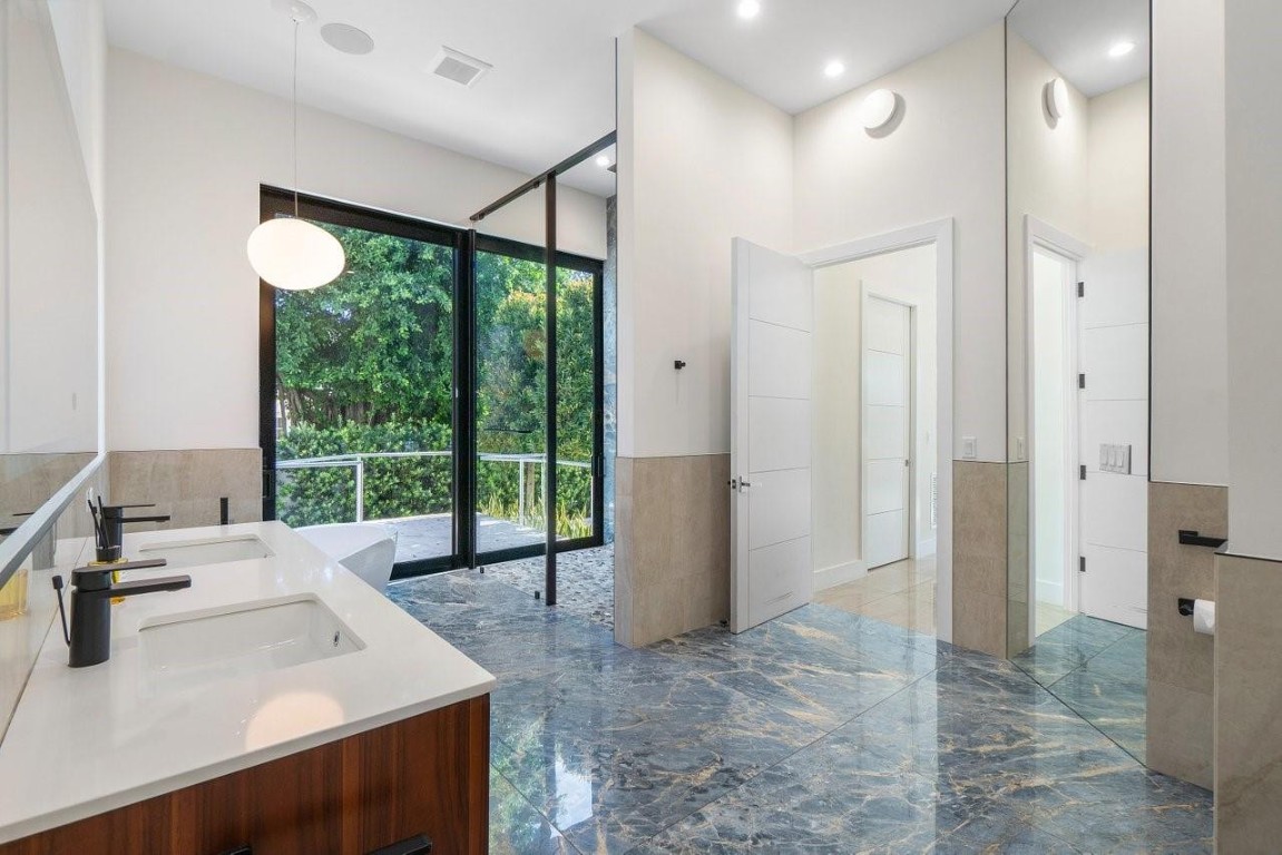 2210 Intracoastal Dr