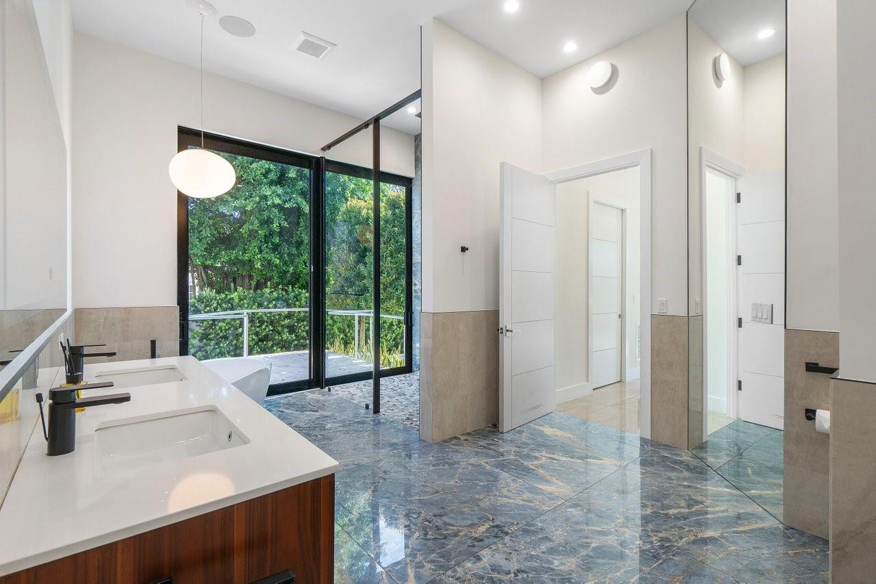 2210 Intracoastal Dr