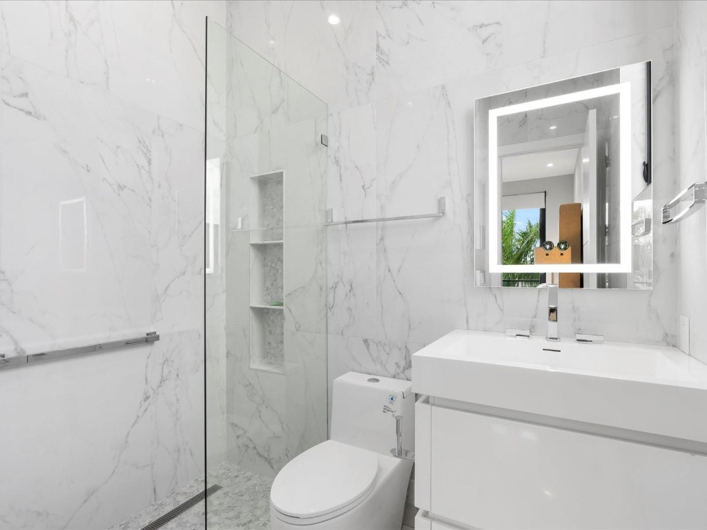 2210 Intracoastal Dr