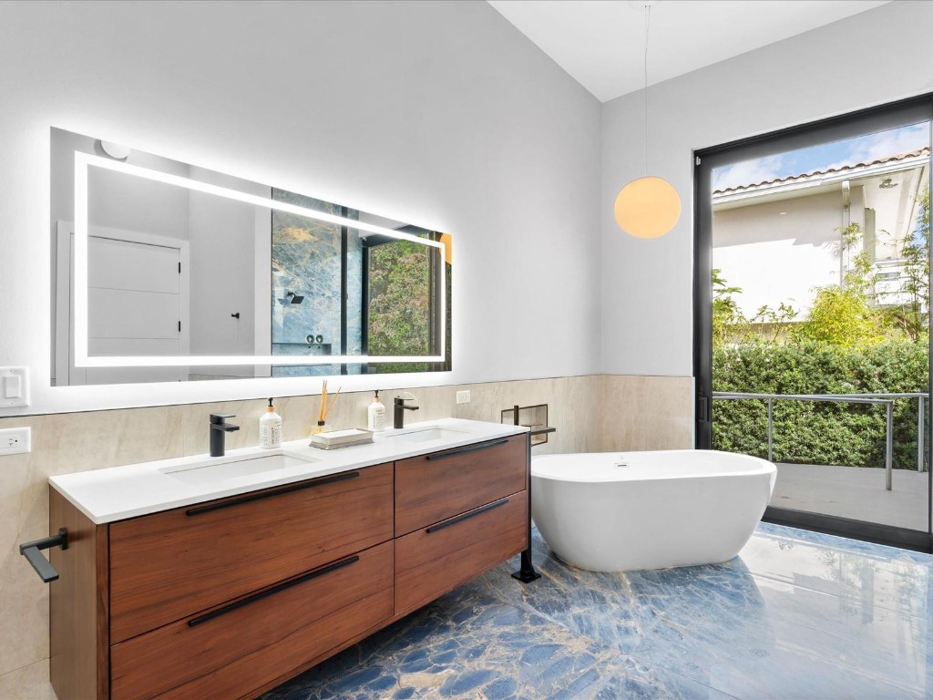 2210 Intracoastal Dr