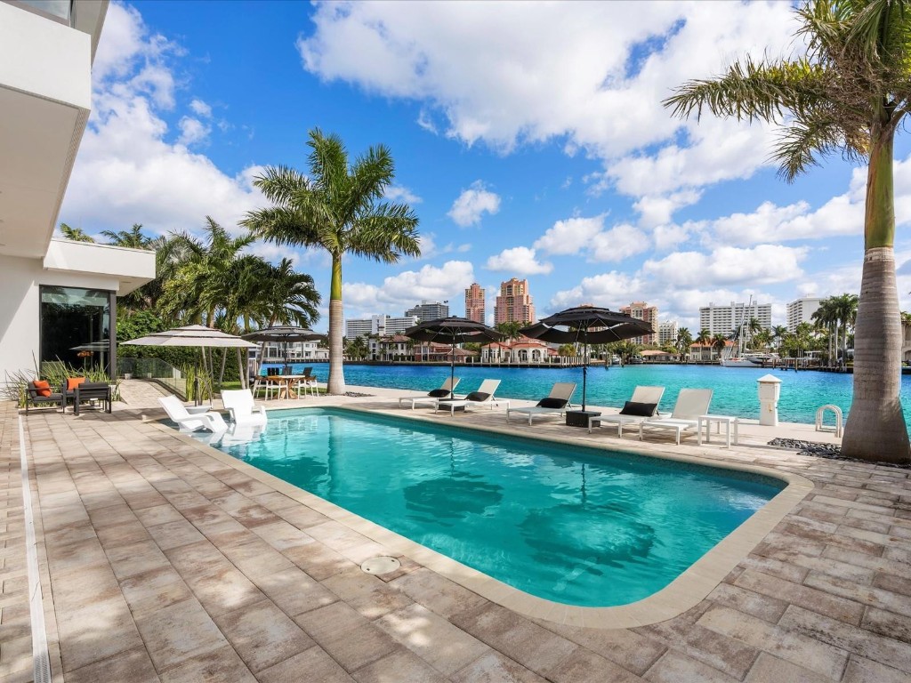 2210 Intracoastal Dr