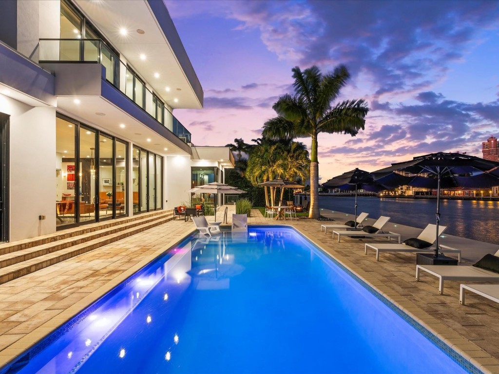 2210 Intracoastal Dr