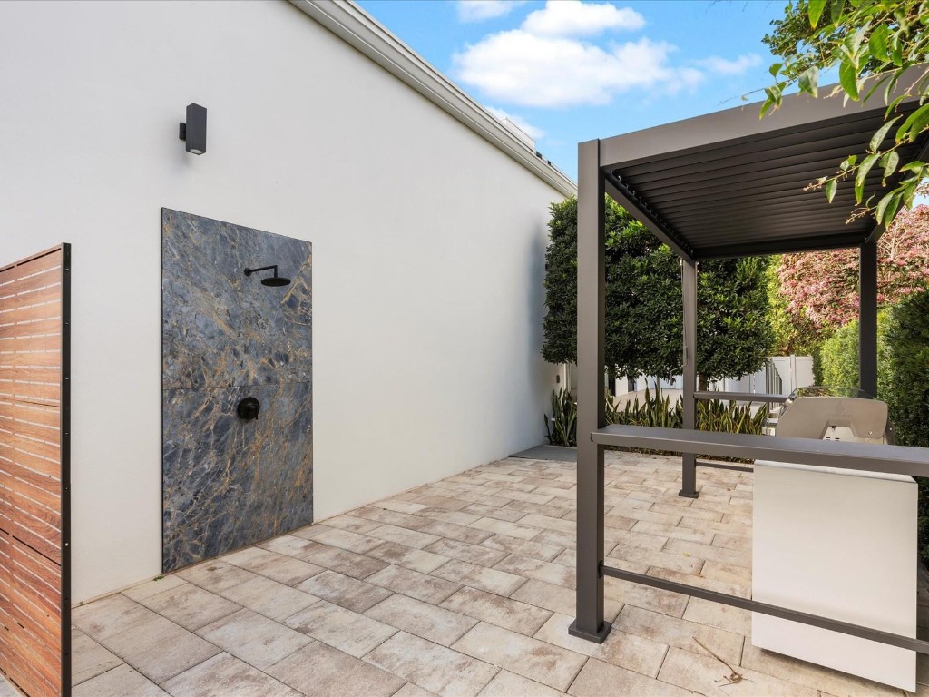 2210 Intracoastal Dr