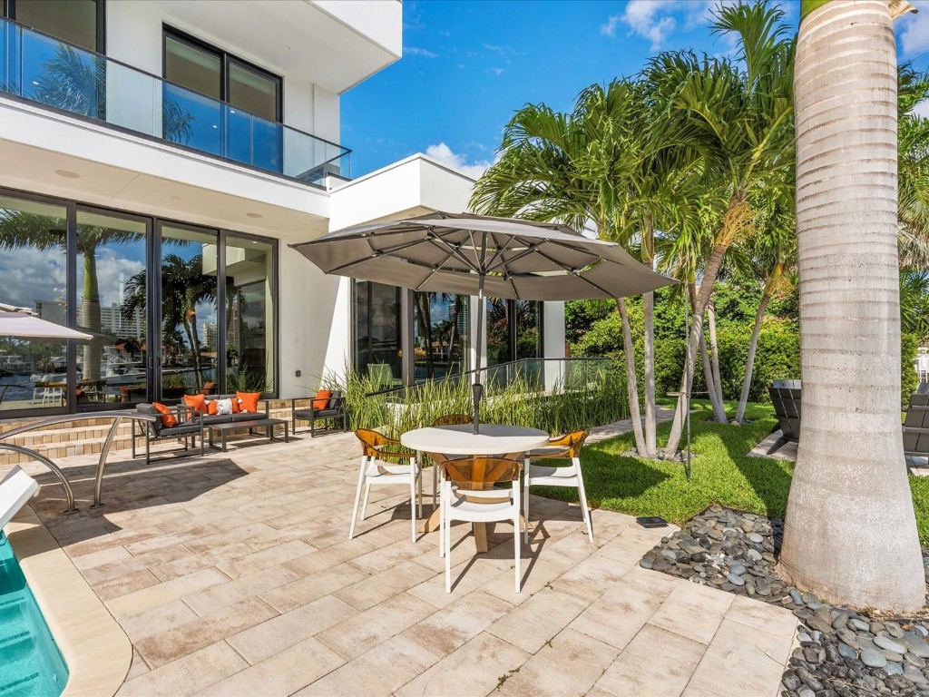 2210 Intracoastal Dr