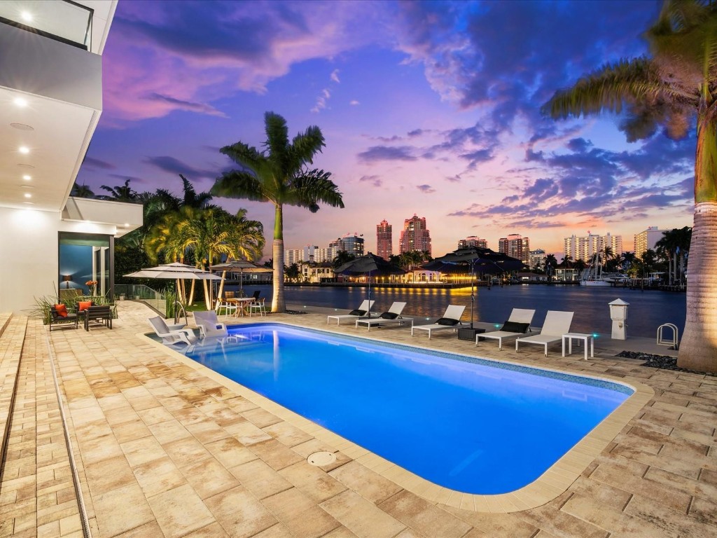 2210 Intracoastal Dr