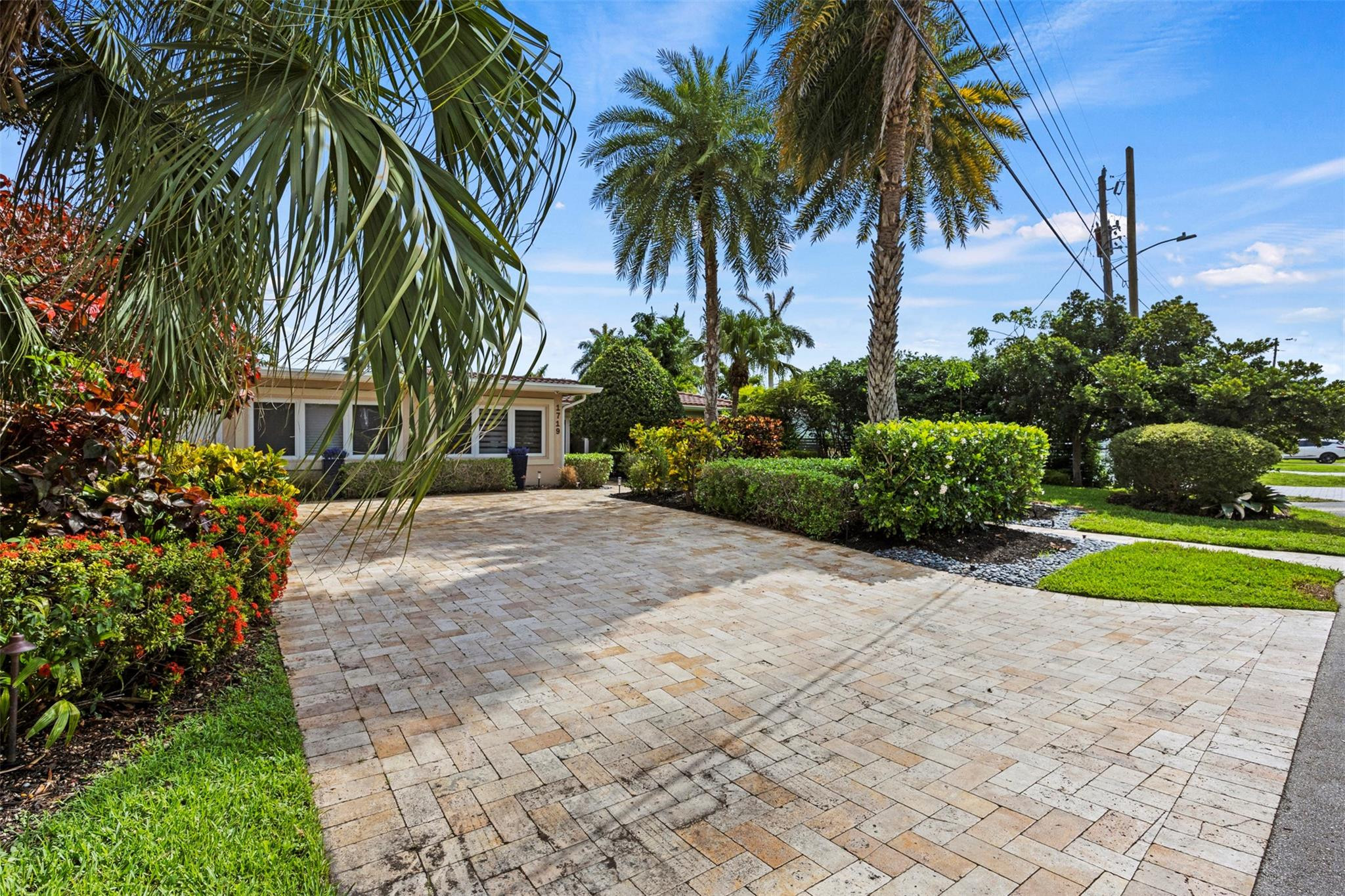 1719 Poinsettia Dr