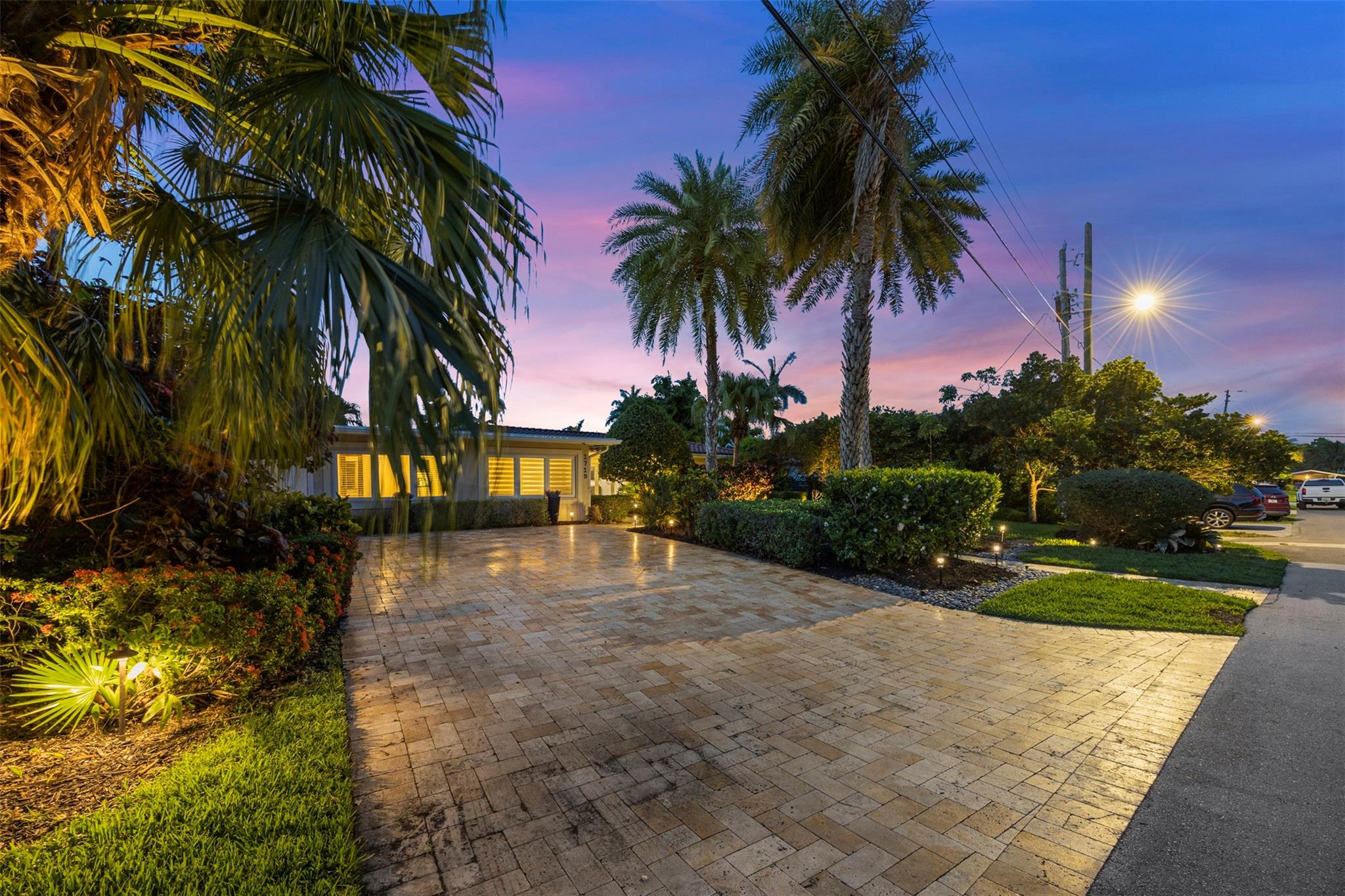 1719 Poinsettia Dr