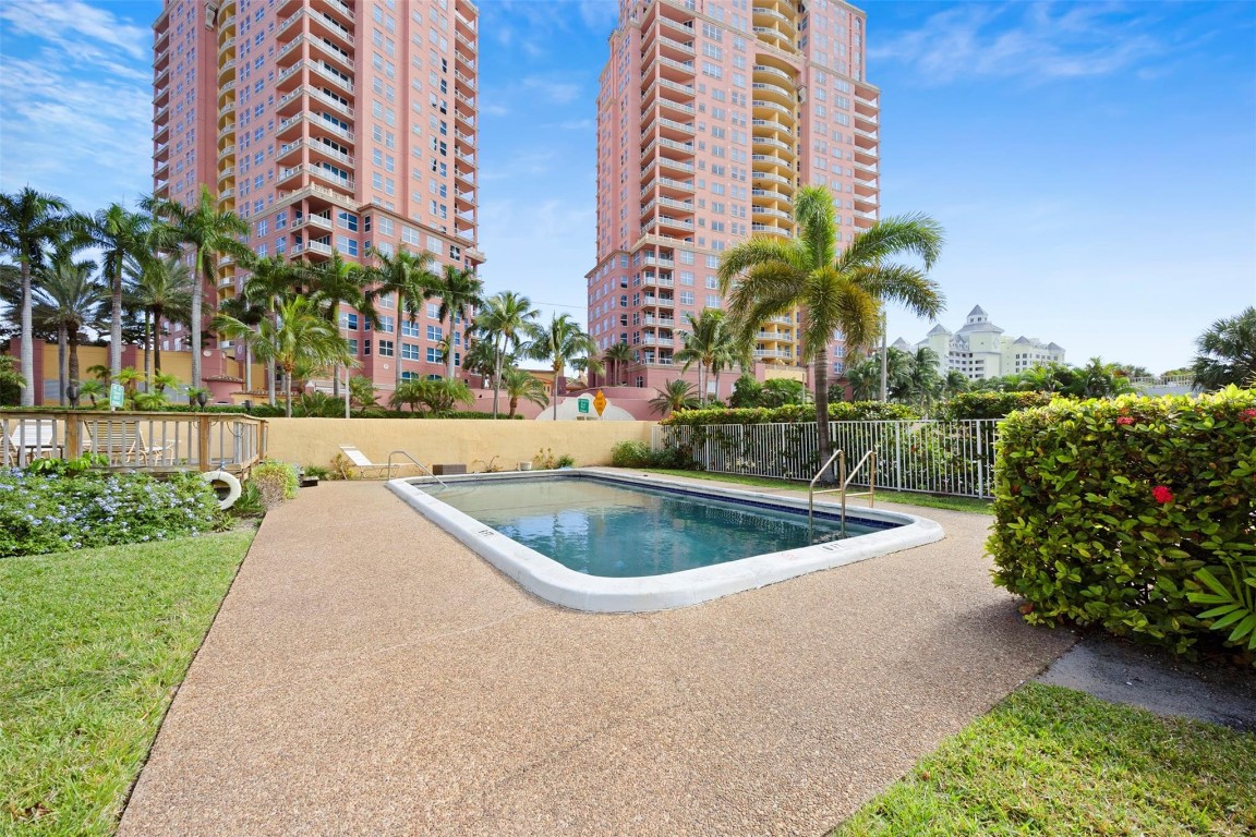 2131 N Ocean Blvd 17