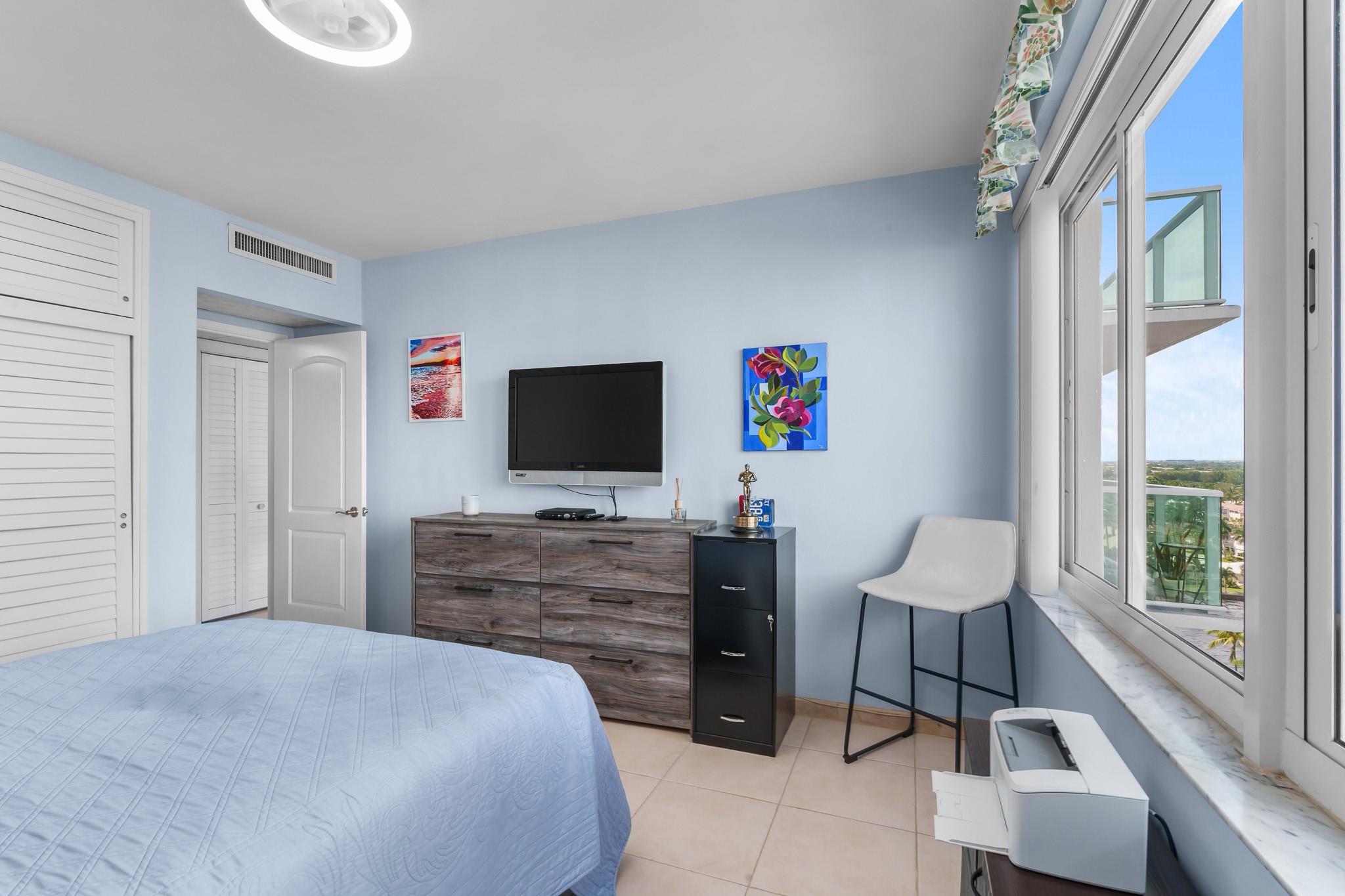 3233 NE 34th St 1207