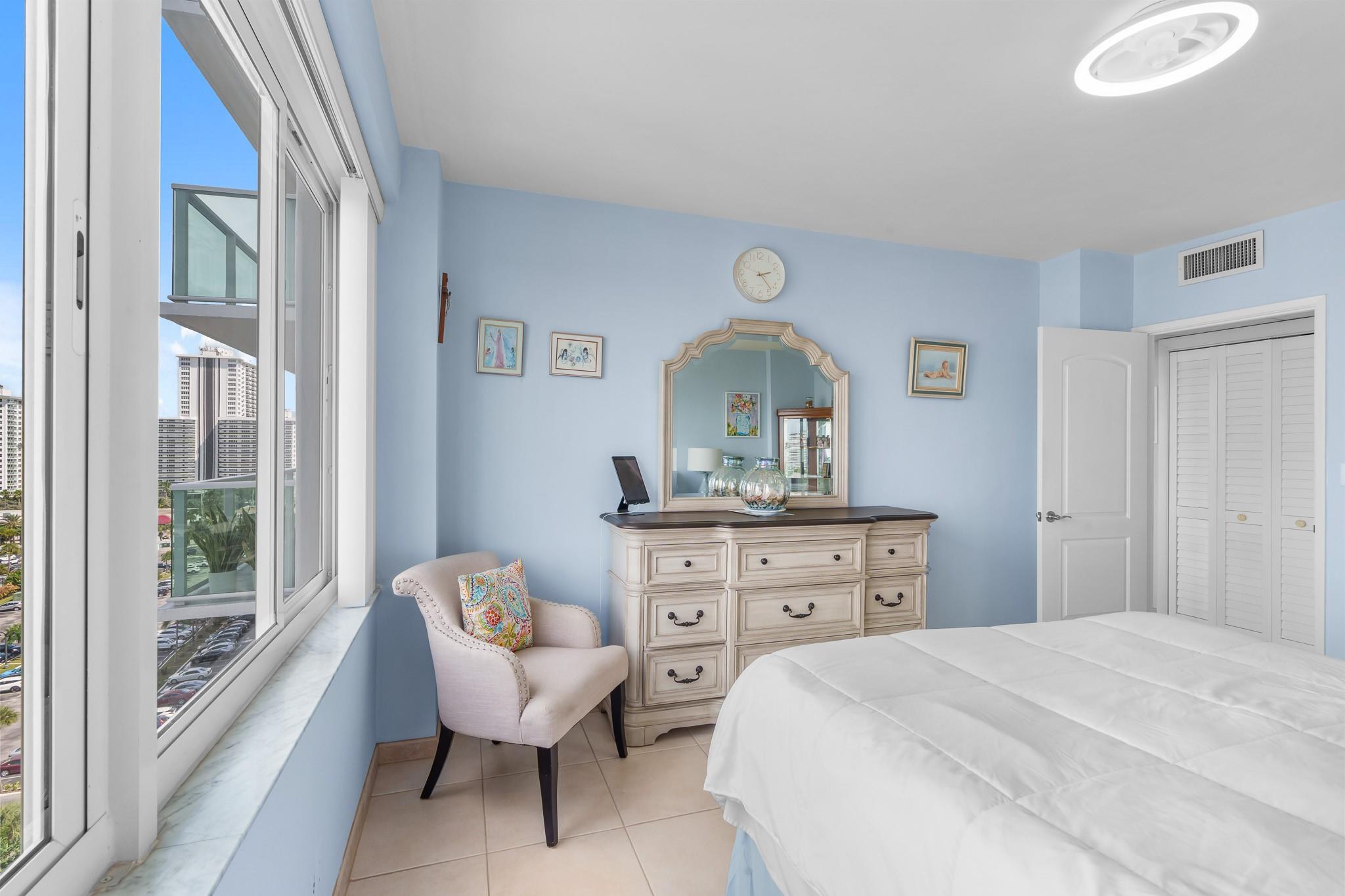 3233 NE 34th St 1207