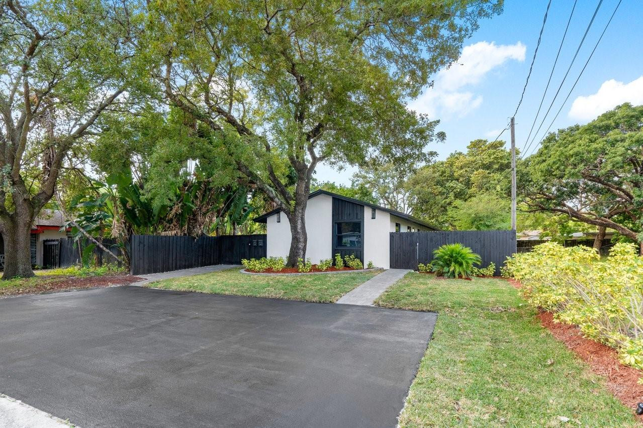 1211 NE 2nd Avenue 1