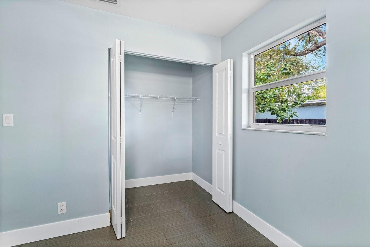 1211 NE 2nd Avenue 1