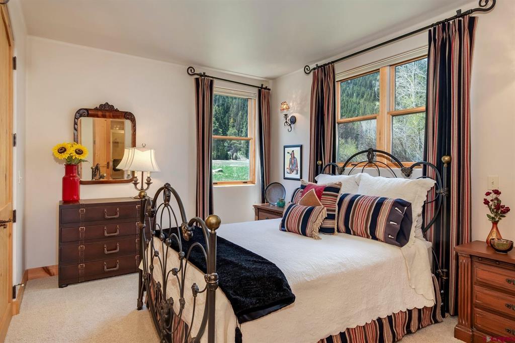 536 Journeys End Road