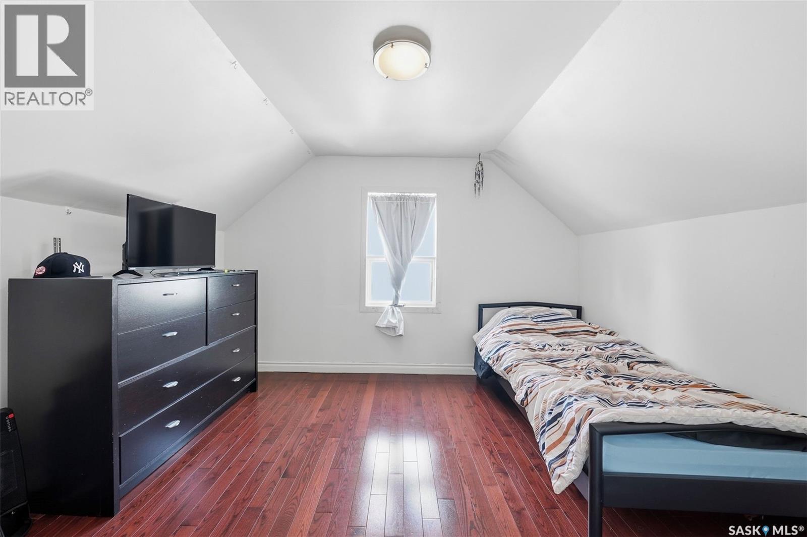 547 5th STREET E