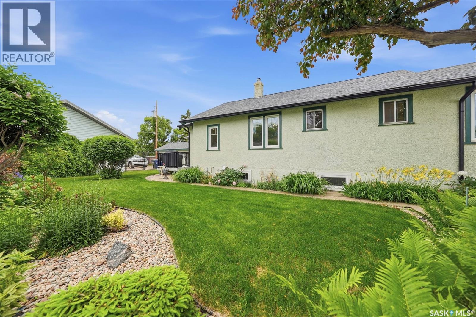 416 22ND STREET W