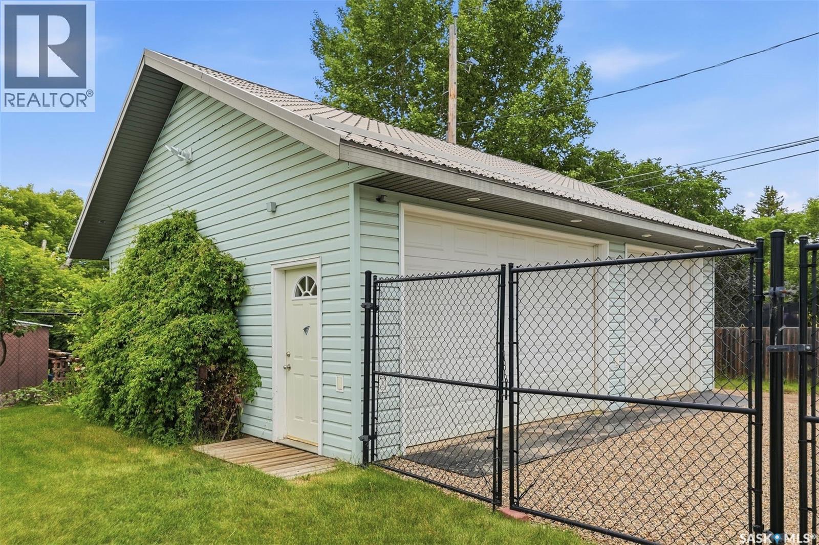 416 22ND STREET W