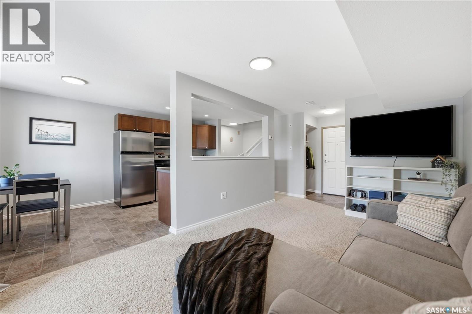 203 515 28th STREET E