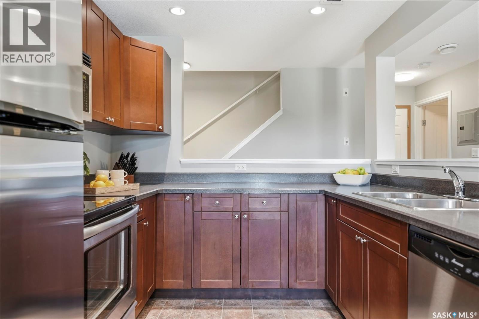 203 515 28th STREET E