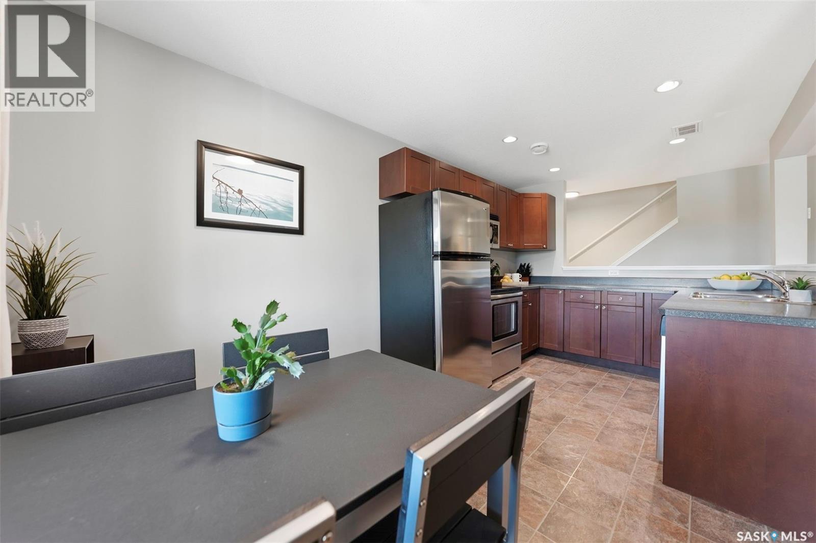 203 515 28th STREET E