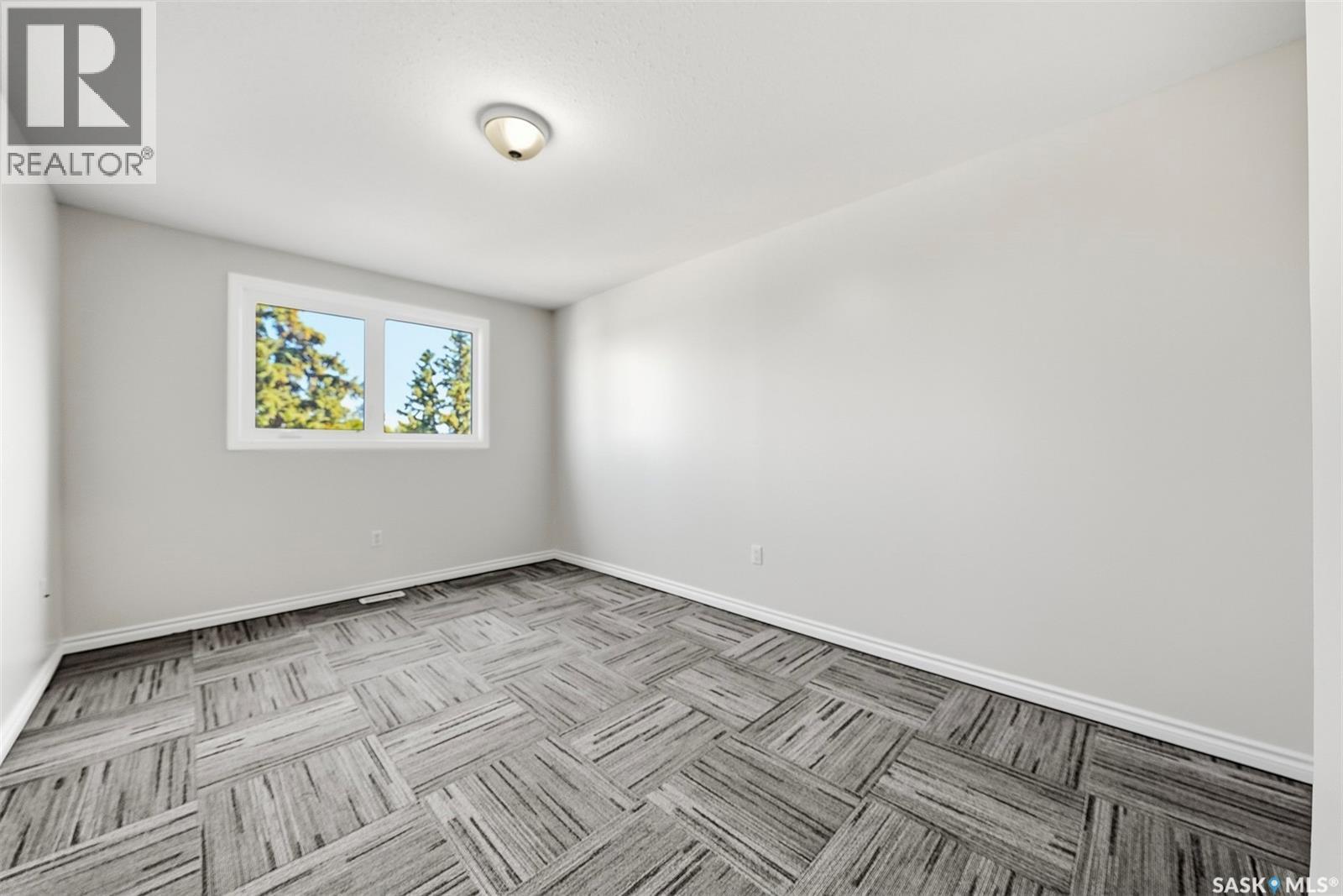 210 515 28th STREET E