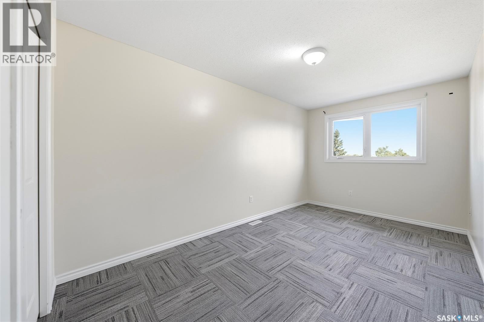 210 515 28th STREET E