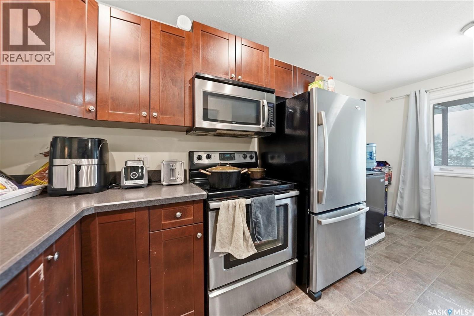 210 515 28th STREET E
