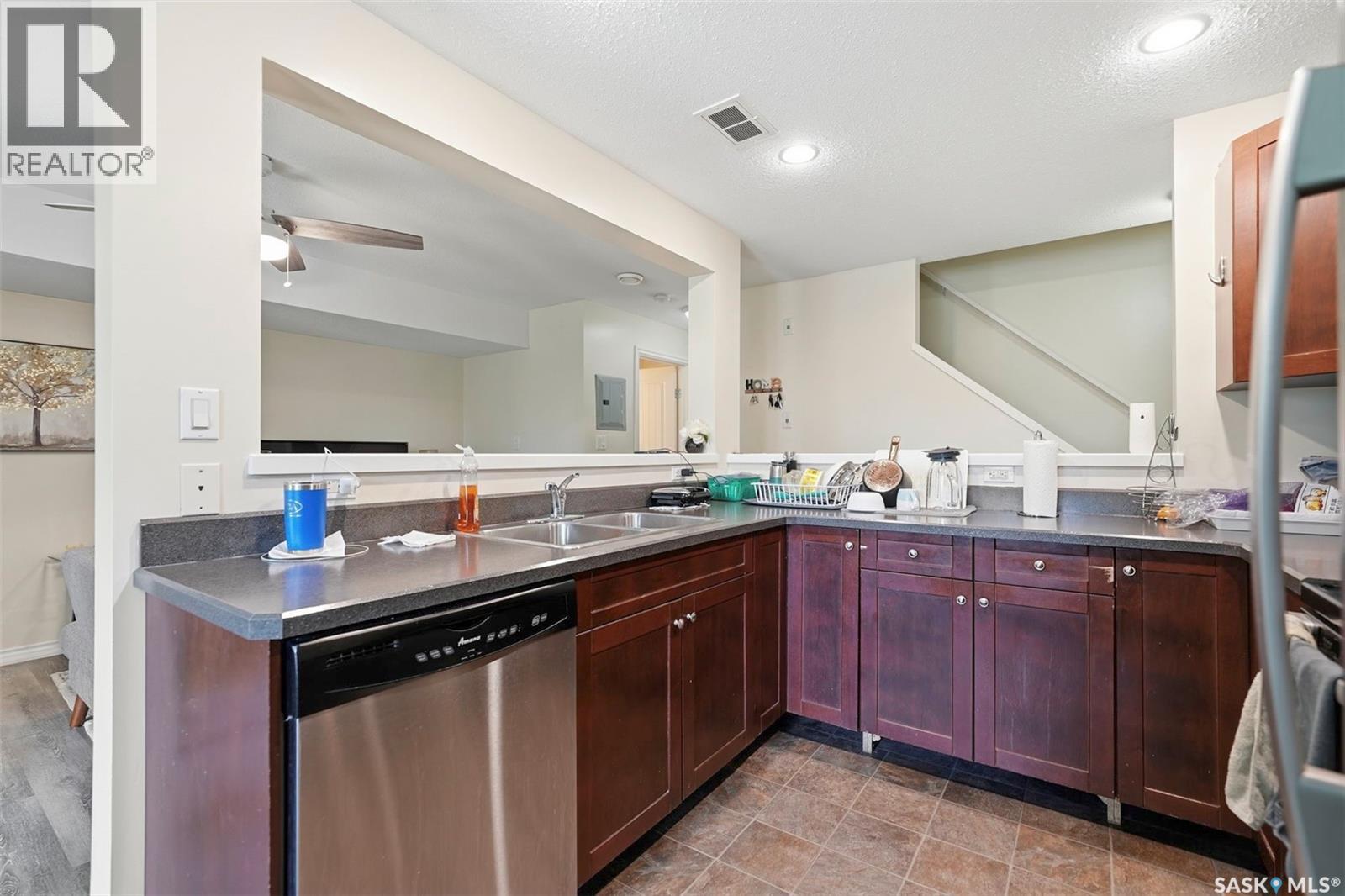 210 515 28th STREET E