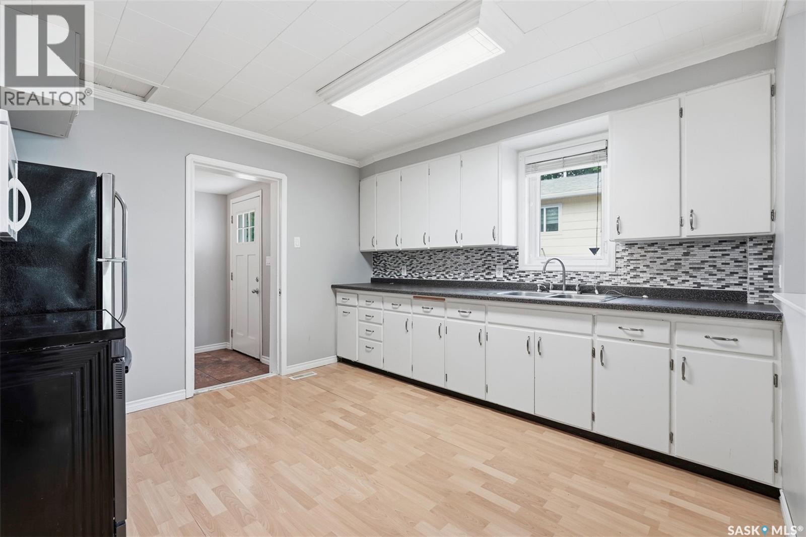712 5th STREET E