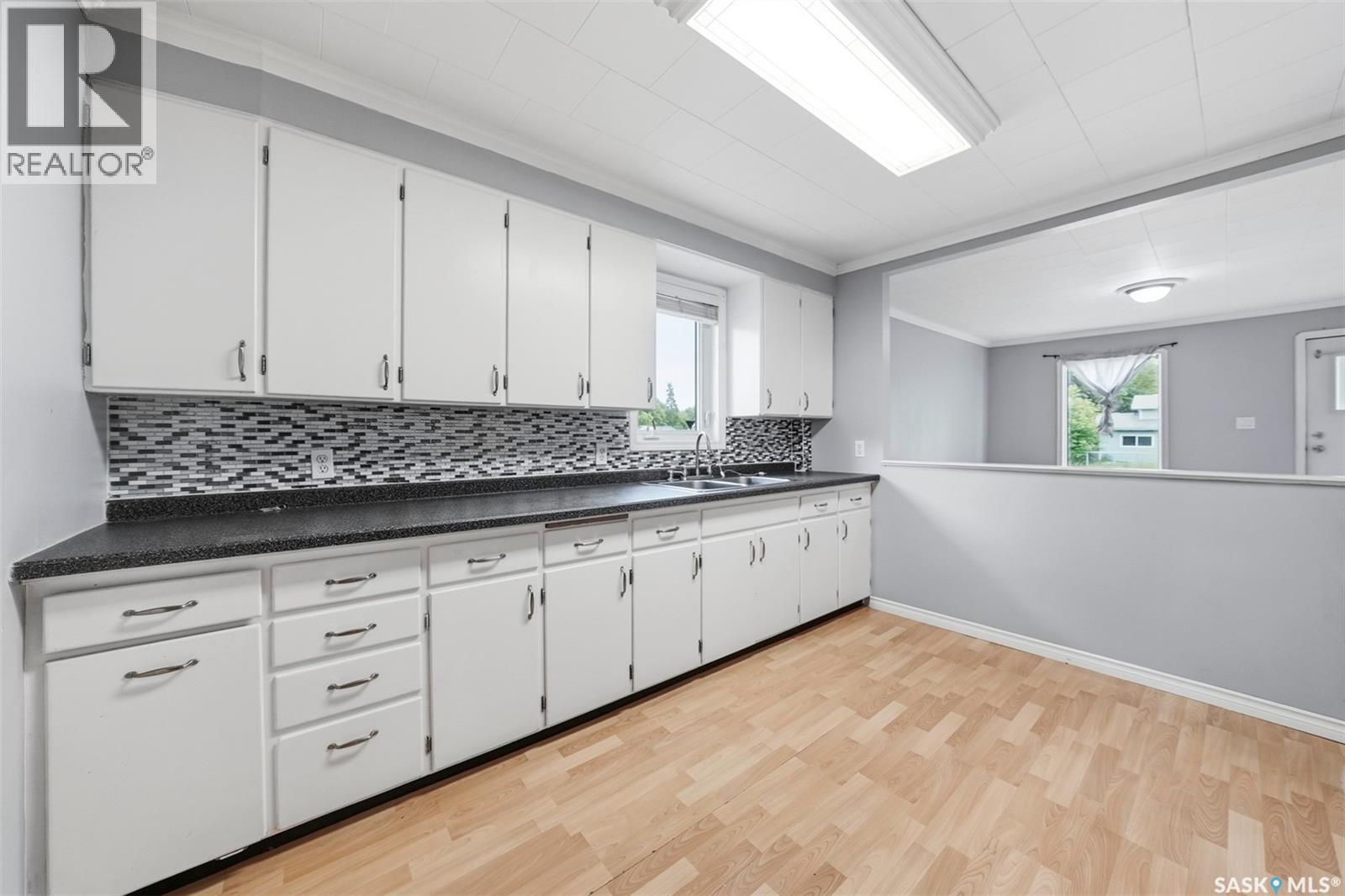 712 5th STREET E