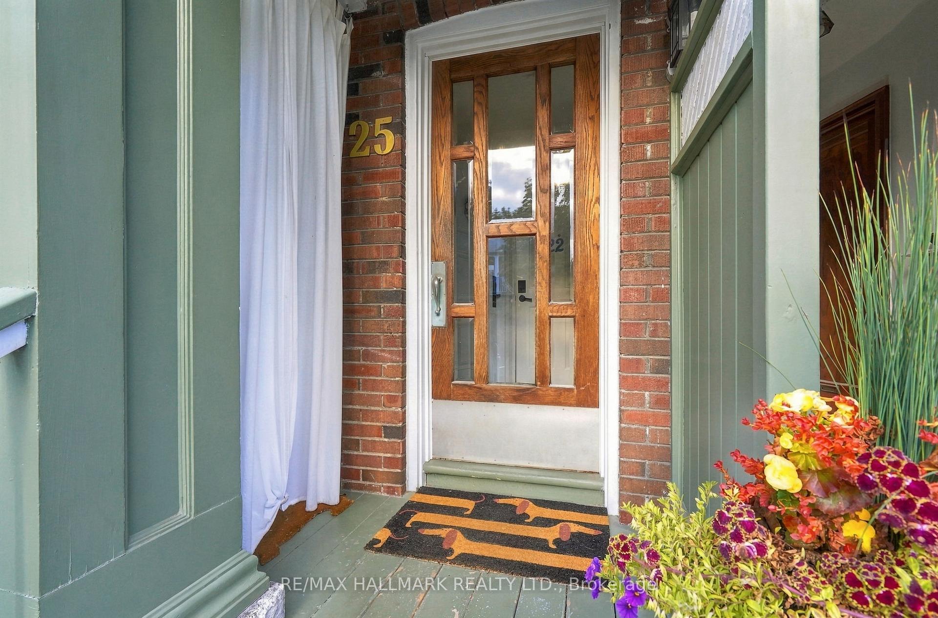 25 Scarboro Beach Boulevard Upper, Toronto Unit: Upper