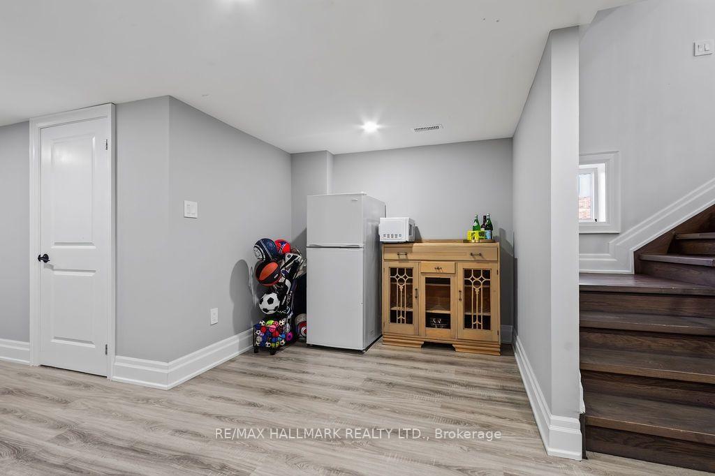 281 Warden Avenue, Toronto