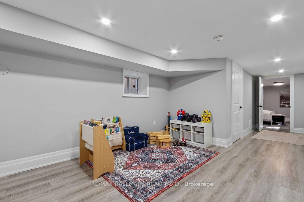 281 Warden Avenue, Toronto