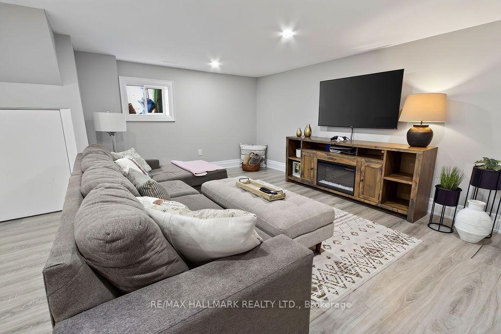 281 Warden Avenue, Toronto