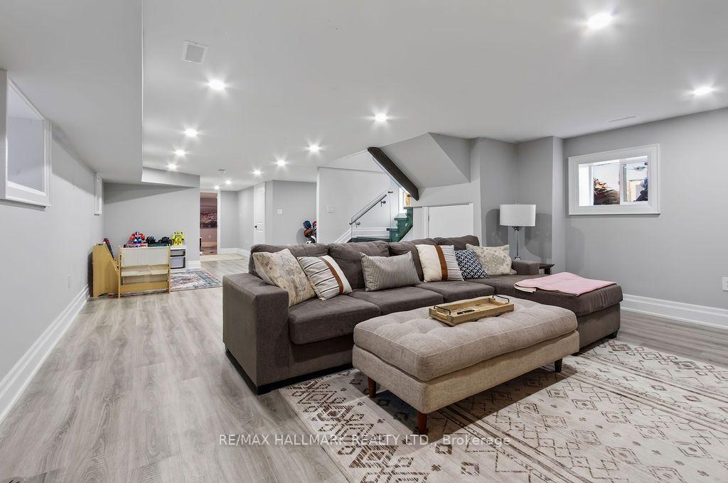 281 Warden Avenue, Toronto