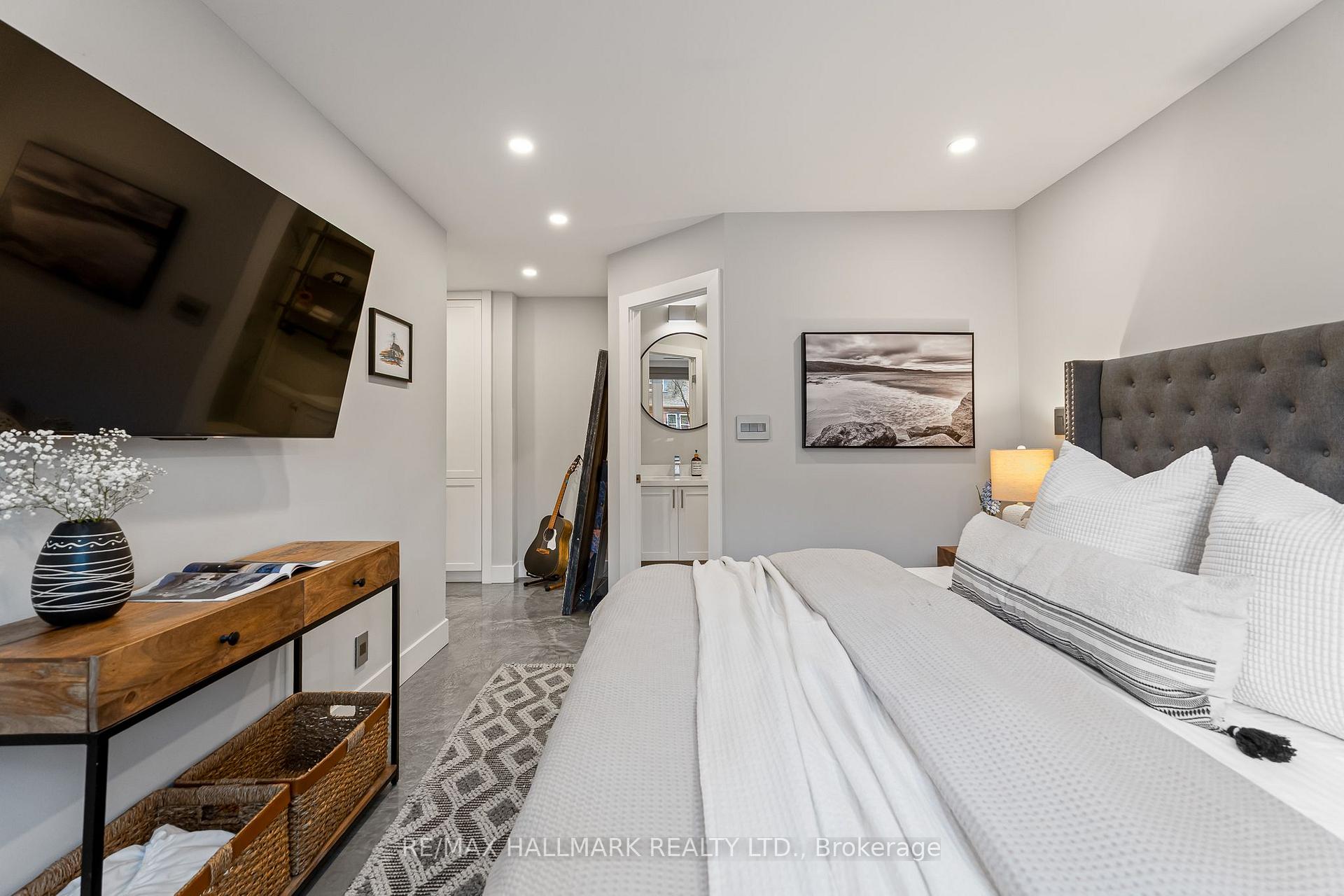 2365 Queen Street E 201, Toronto Unit: 201