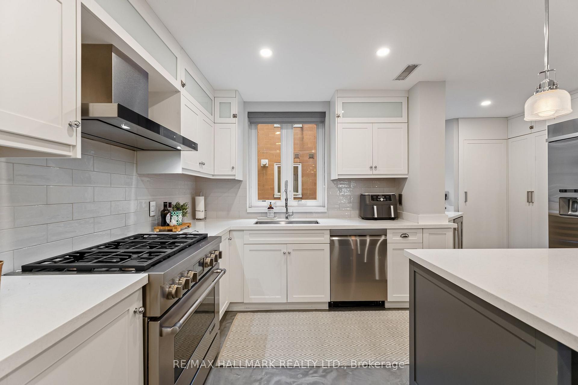 2365 Queen Street E 201, Toronto Unit: 201