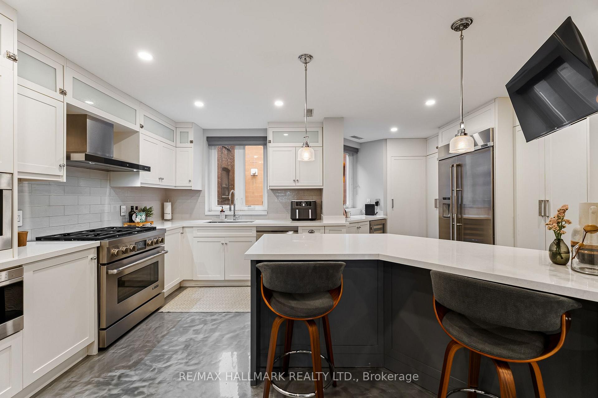 2365 Queen Street E 201, Toronto Unit: 201