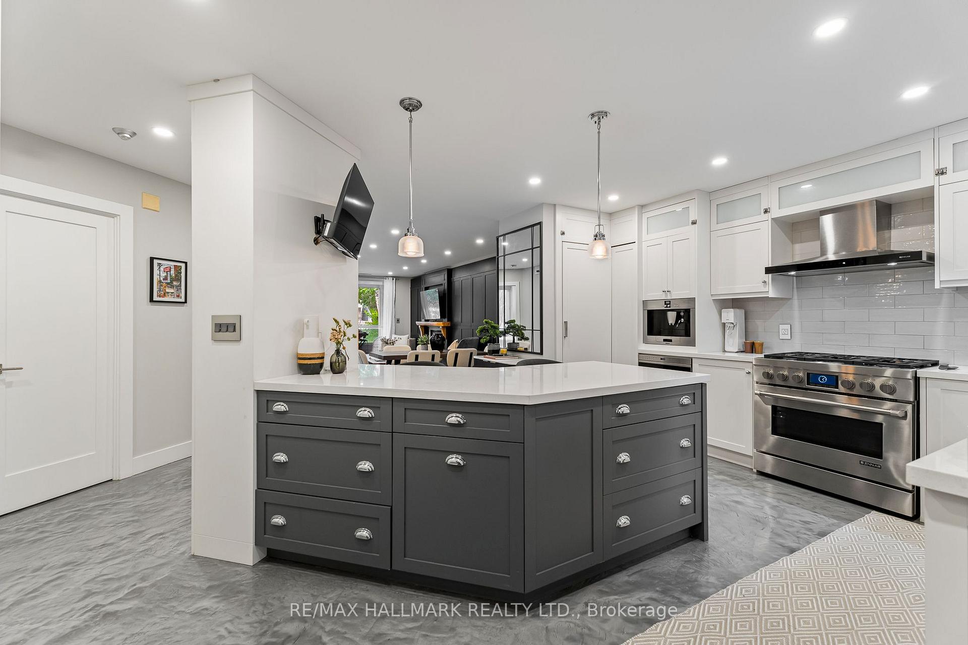 2365 Queen Street E 201, Toronto Unit: 201