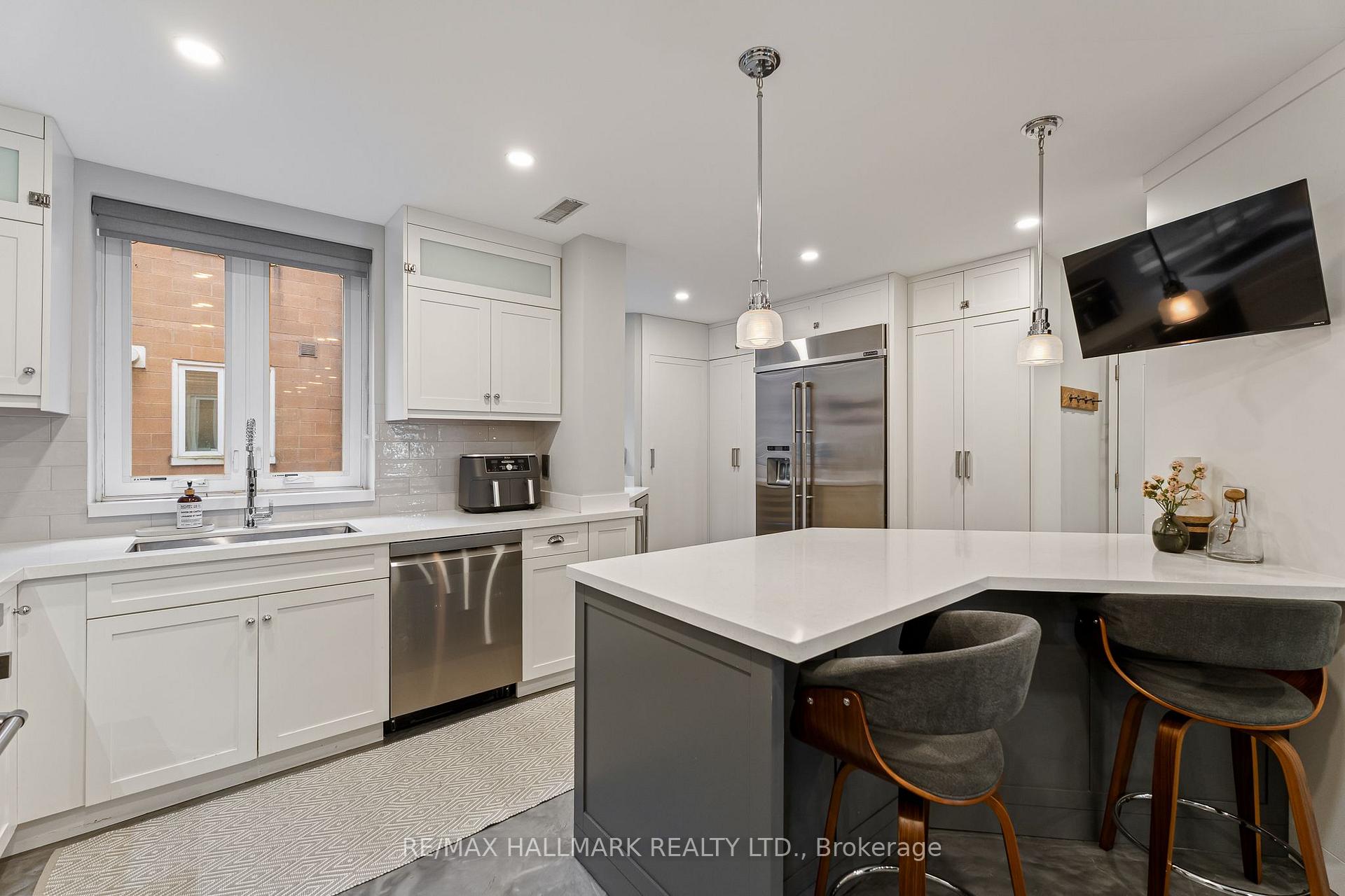 2365 Queen Street E 201, Toronto Unit: 201