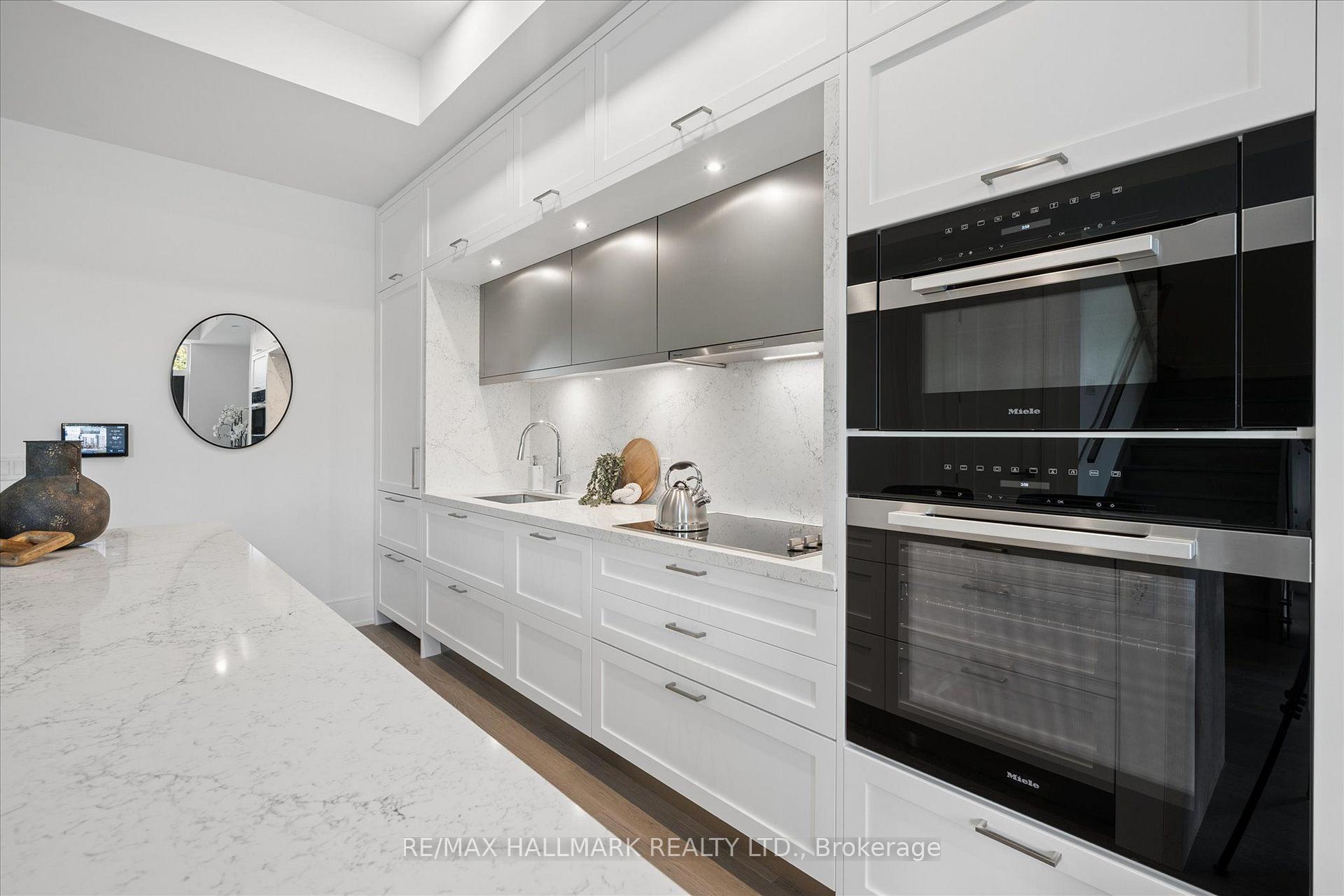 259 The Kingsway TH 6 Suite 122, Toronto Unit: TH 6 Suite 122