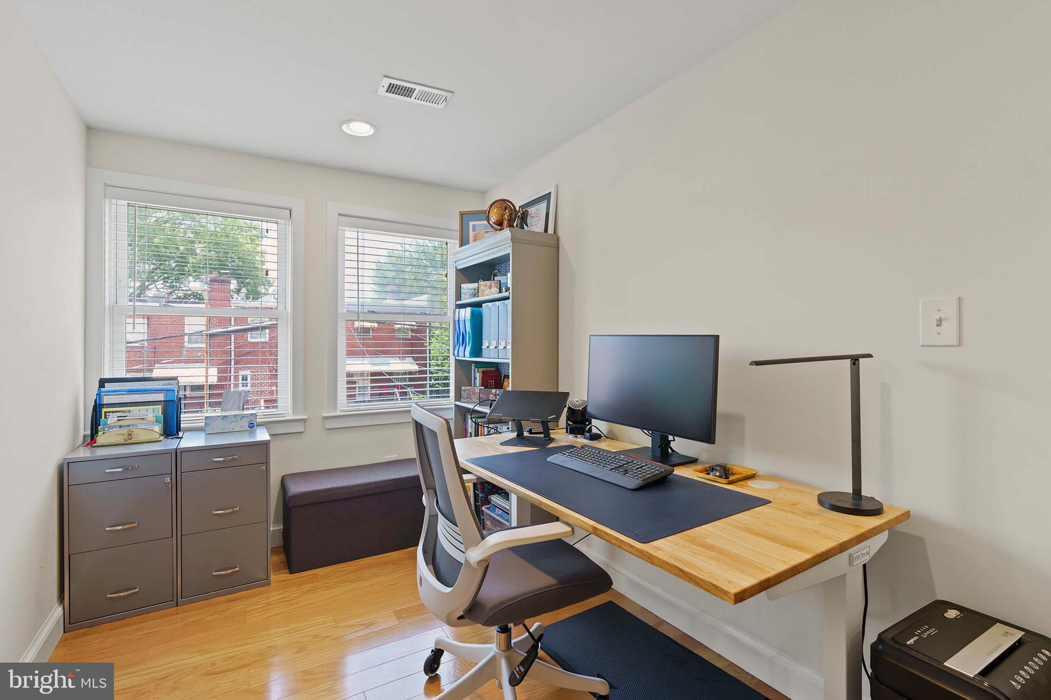 550 23rd Pl NE