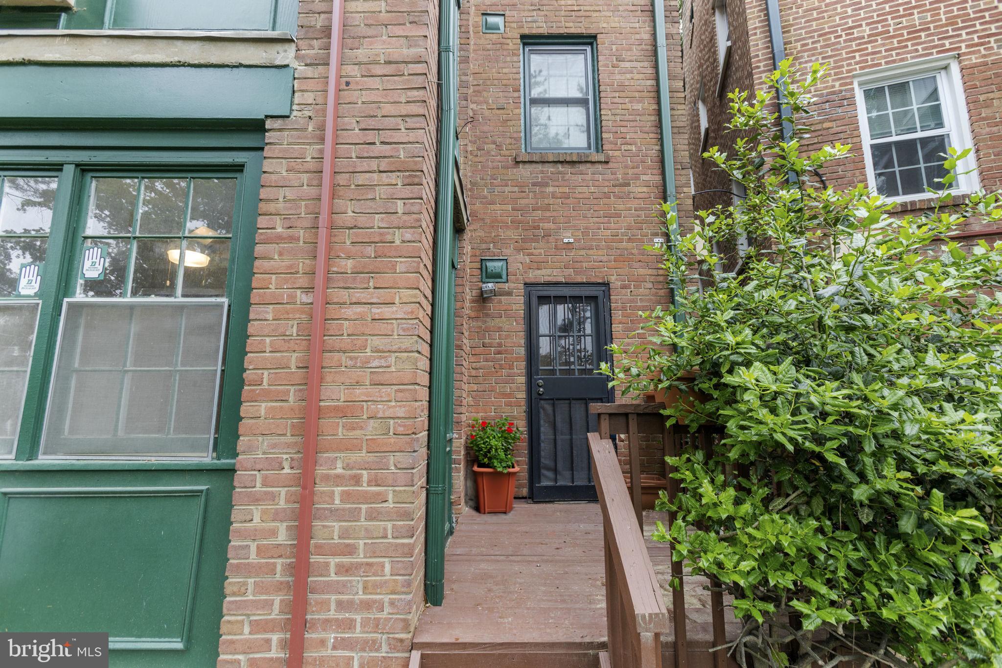 4866 MacArthur Blvd NW #1